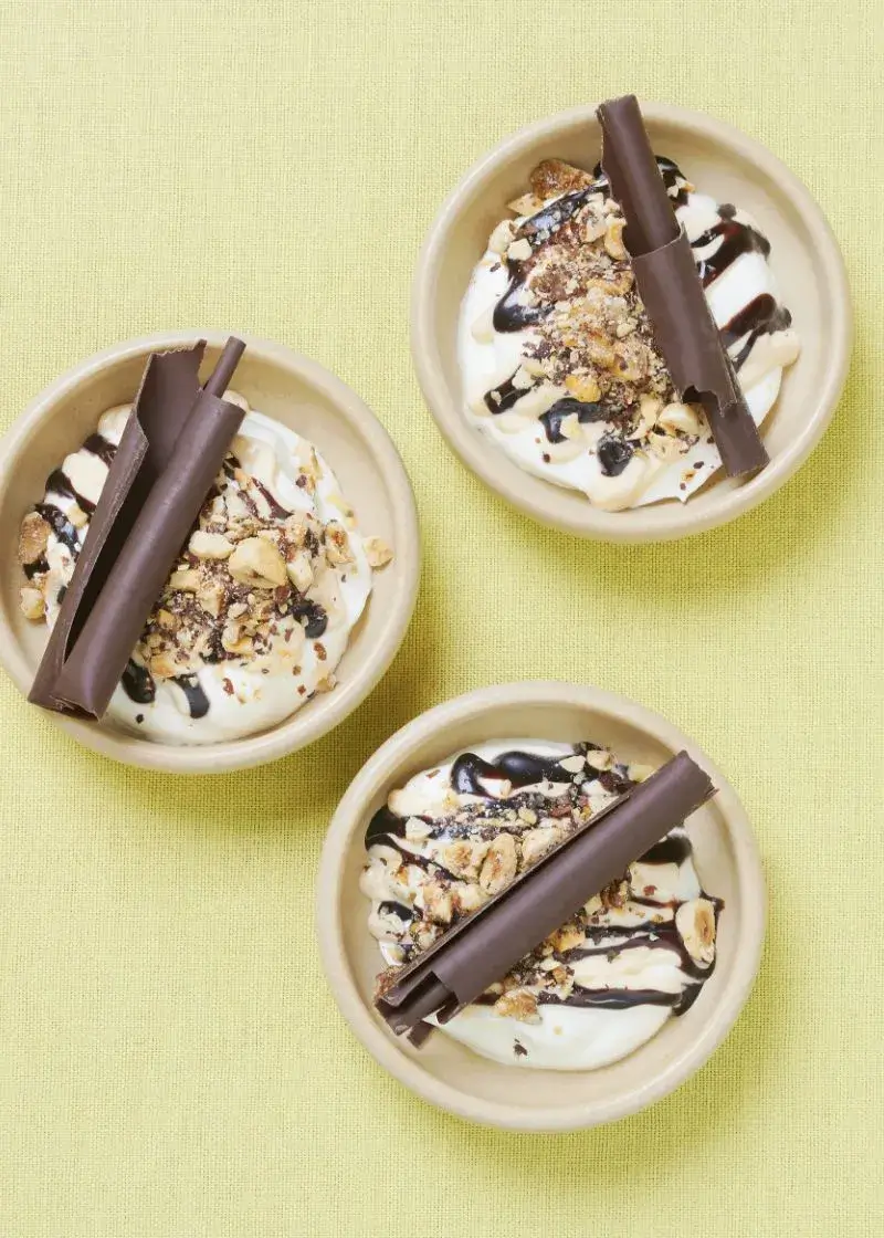 Tre skåle med dessert og chokolade
