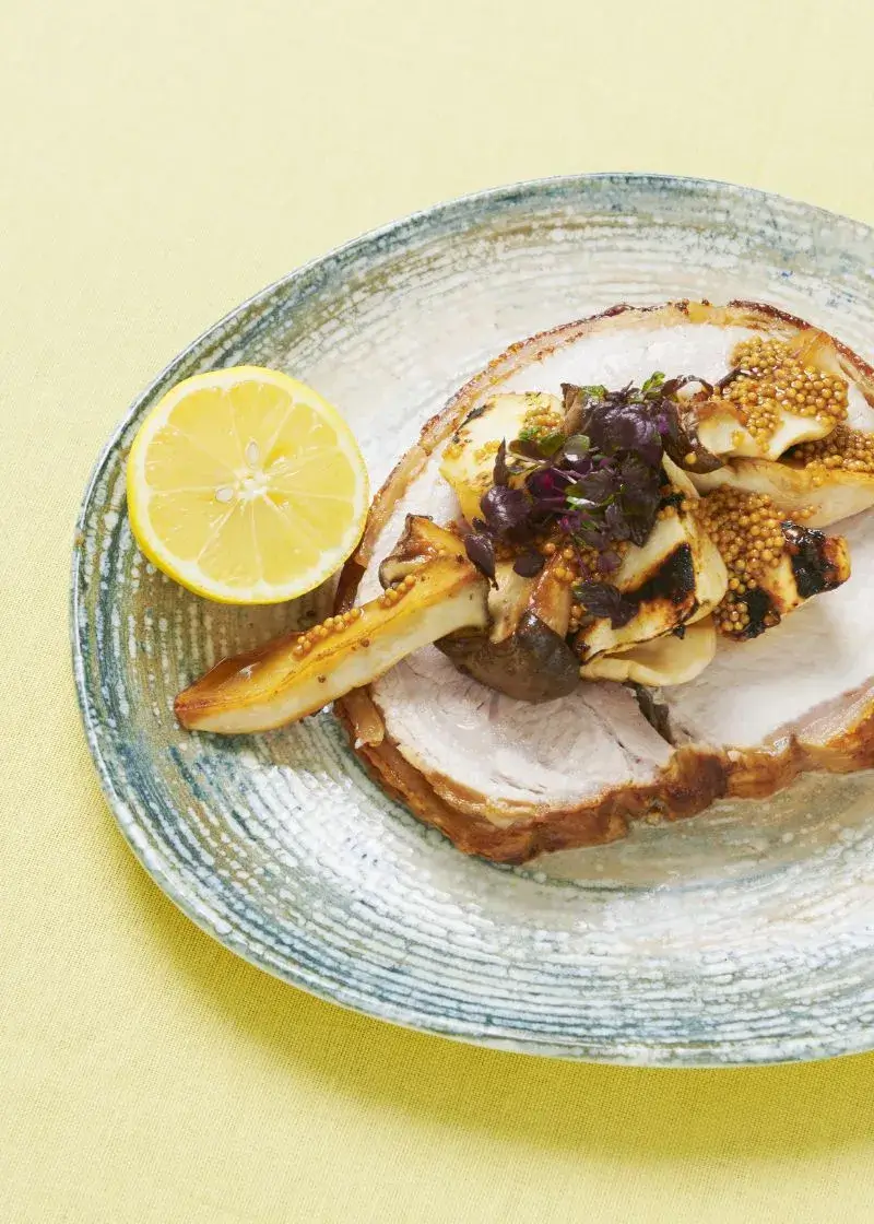 Stegt kød med svampe og citron på keramiktallerken