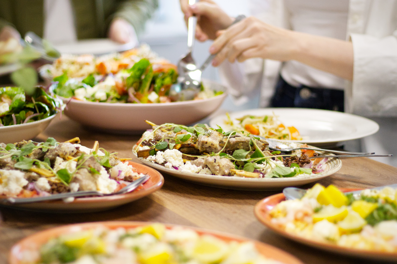 Frokostbord med farverige salater og retter