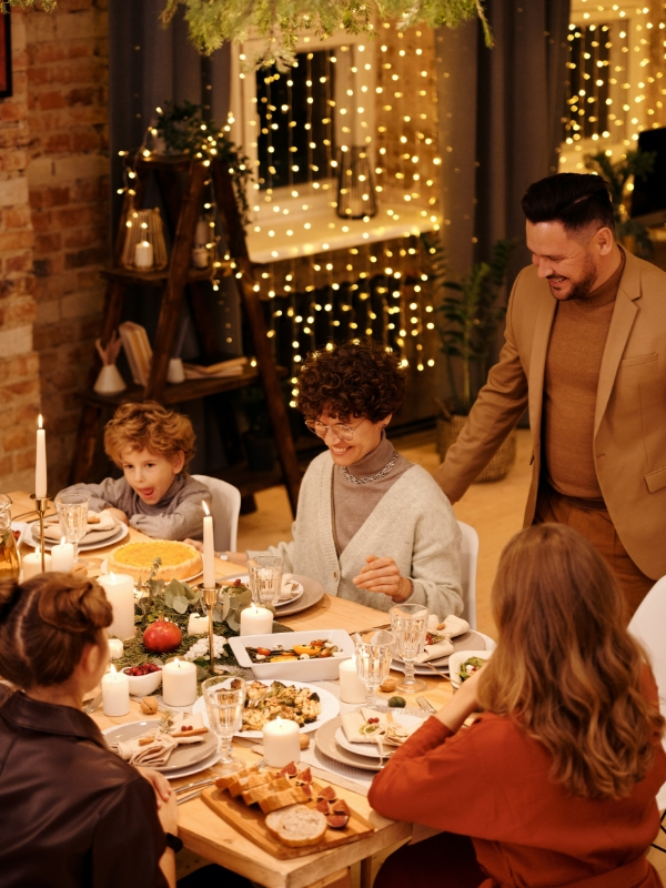 Familie samlet om julebordet